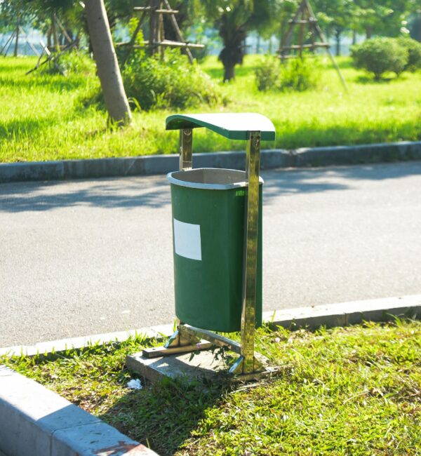 SINGLE TRASH CAN CLEANING